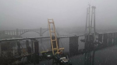 Плавкран "Захарій" завершує роботу на будівництві мосту через Дніпро у Запоріжжі