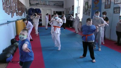У Херсоні для дітей з інвалідністю діє група адаптивного кіокушин карате