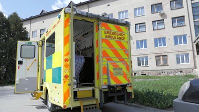 Автомобілі для військових передали до Тернополя з Великобританії Автомобілі для військових передали до Тернополя з Великобританії