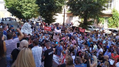 У Чернівцях понад три сотні людей вийшли під ОДА на акцію проти карантинних обмежень