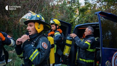 Як рятувальники-добровольці в Одесі вчаться шукати людей під завалами після ракетних ударів Як рятувальники-добровольці в Одесі вчаться шукати людей під завалами після ракетних ударів