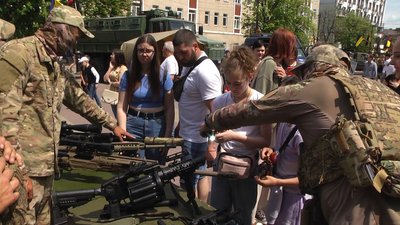 Зброя, яку експонують на виставці Зброя, яку експонують на виставці