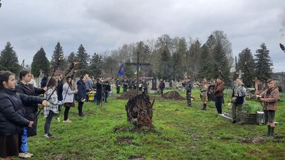 На Франківщині провели в останню путь бійця, керівника Галицького ПЛАСТу Петра Ткачівського На Франківщині провели в останню путь бійця, керівника Галицького ПЛАСТу Петра Ткачівського