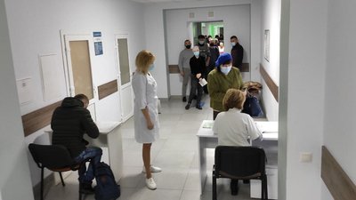 Охочих щепитися побільшало: у луцьких медзакладах – черги на щеплення проти коронавірусу Охочих щепитися побільшало: у луцьких медзакладах – черги на щеплення проти коронавірусу