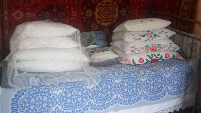 Ліжко з подушками в музейній кімнаті в Коробчиному