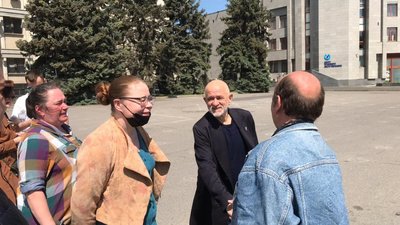 Під Одеською ОДА мітингують на підтримку Ройтбурда на посаді директора худмузею Під Одеською ОДА мітингують на підтримку Ройтбурда на посаді директора худмузею