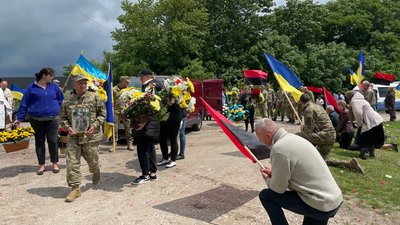 В Івачеві Долішньому Романа Скіру зустріли на колінах В Івачеві Долішньому Романа Скіру зустріли на колінах