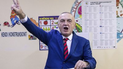 Експрезидента Албанії затримали через звинувачення у корупції
