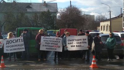 У Луцьку третя спроба демонтажу паркану навколо Центрального ринку У Луцьку третя спроба демонтажу паркану навколо Центрального ринку
