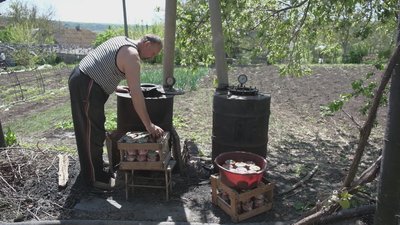 2,5 тисяч банок за місяць: у селі на Вінниччині готують тушкованку для захисників 2,5 тисяч банок за місяць: у селі на Вінниччині готують тушкованку для захисників