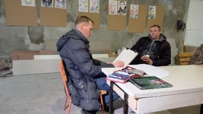 У Дніпрі викладач художньої школи малює портрети волонтерів У Дніпрі викладач художньої школи малює портрети волонтерів