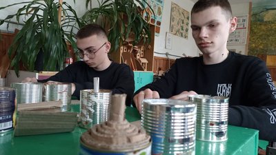У ліцеї на Житомирщині шиють подушки, плетуть маскувальні сітки та зробили понад дві тисячі окопних свічок У ліцеї на Житомирщині шиють подушки, плетуть маскувальні сітки та зробили понад дві тисячі окопних свічок