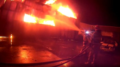 У Черкасах горів склад з автівками та мастилами