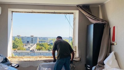 У Кропивницькому відновлюють вікна після дронової атаки РФ