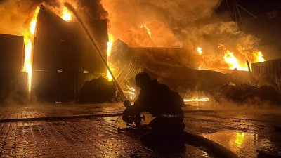РФ атакувала Одещину: пожежі в житлових будинках, на АЗС і в порту, є постраждалі