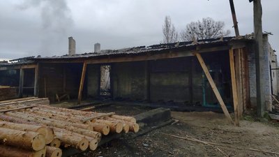 На Житомирщині три години гасили пожежу на деревообробному підприємстві На Житомирщині три години гасили пожежу на деревообробному підприємстві