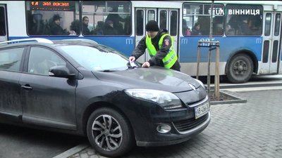 Шість інспекторів з паркування почали працювати у Вінниці