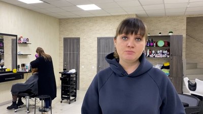 У Прилуках 9-річна дівчинка відрізала пів метра рудого волосся, щоб купити тактичну каску для військових У Прилуках 9-річна дівчинка відрізала пів метра рудого волосся, щоб купити тактичну каску для військових