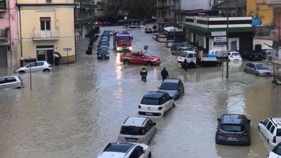 В Італії внаслідок повені затопило дороги та обвалився автомобільний міст В Італії внаслідок повені затопило дороги та обвалився автомобільний міст