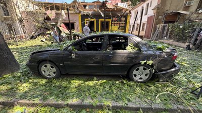 Пошкоджений автомобіль на фоні будівель та кафе, 6 липня 2025 року, Миколаїв Пошкоджений автомобіль на фоні будівель та кафе, 6 липня 2025 року, Миколаїв