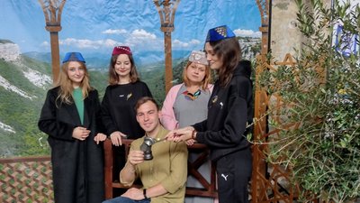 Команда Луганського краєзнавчого музею у фотозоні від кримчан Команда Луганського краєзнавчого музею у фотозоні від кримчан
