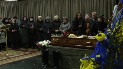 "Я теж піду воювати, як і всі хлопці": у Хмельницькому попрощалися з військовим Володимиром Комаровим "Я теж піду воювати, як і всі хлопці": у Хмельницькому попрощалися з військовим Володимиром Комаровим