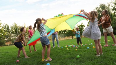 Пришкільні табори в Чернігові: діти розважаються на галявині
