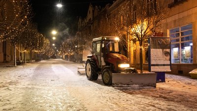 Працюють шість спецмашин: як в Ужгороді розчищають вулиці від снігу Працюють шість спецмашин: як в Ужгороді розчищають вулиці від снігу