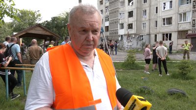 З пошкодженої внаслідок атаки РФ дев'ятиповерхівки у Луцьку мешканці виносять цінні речі — Віталій Собуцький З пошкодженої внаслідок атаки РФ дев'ятиповерхівки у Луцьку мешканці виносять цінні речі — Віталій Собуцький
