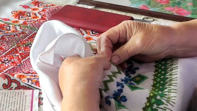 Валентина Матющенко з Сумщини продовжує сімейну традицію вишивки Валентина Матющенко з Сумщини продовжує сімейну традицію вишивки