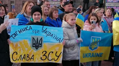 “Херсон – це Україна”: у Кропивницькому відбувся автопробіг з нагоди звільнення
Херсона від окупації “Херсон – це Україна”: у Кропивницькому відбувся автопробіг з нагоди звільнення
Херсона від окупації