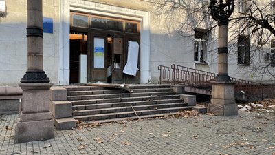 Російські окупанти знову обстріляли будівлю ОВА в Херсоні Російські окупанти знову обстріляли будівлю ОВА в Херсоні