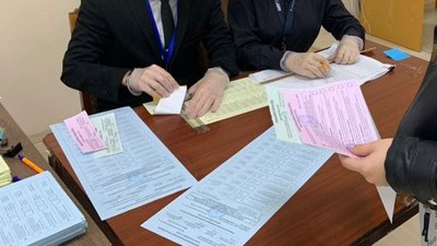 На Коломийщині жінка намагалася вкинути в урну 15 бюлетенів