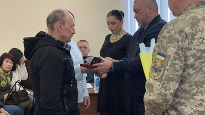 Захисника з Черкащини посмертно відзначили державною нагородою