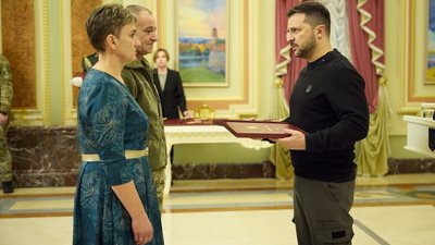 Президент вручає нагороду батькам загиблого Героя