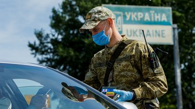 На Буковині за перетин кордону інспекторам пропонували 200 тис грн. Тепер гроші хочуть передати ЗСУ