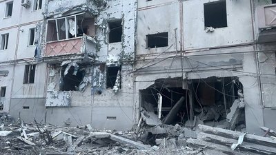Наслідки влучання ФАБ-250 по п'ятиповерхівці у Куп'янську, Харківська область, 30 березня