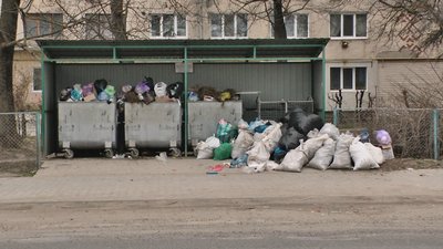 Переповнені сміттєві баки у Дунаївцях не вивозять уже другий день. Фото: Суспільне. Поділля. Переповнені сміттєві баки у Дунаївцях не вивозять уже другий день. Фото: Суспільне. Поділля.