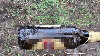 На Рівненщині затримали жінку за побиття поліцейської пляшкою з-під пива На Рівненщині затримали жінку за побиття поліцейської пляшкою з-під пива
