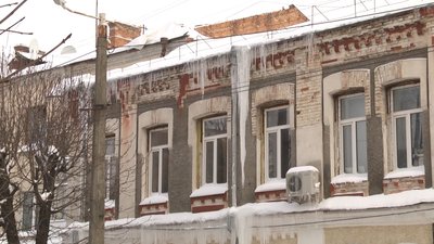 Збивати бурульки у Житомирі почнуть з настанням відлиги Збивати бурульки у Житомирі почнуть з настанням відлиги