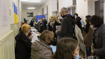 Черги, натовп або ж порожні дільниці: як голосують у Черкасах Черги, натовп або ж порожні дільниці: як голосують у Черкасах