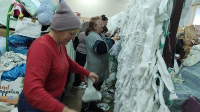 У Тернополі волотери плетуть зимові маскувальні сітки У Тернополі волотери плетуть зимові маскувальні сітки
