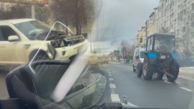 ДТП з потерпілими у Чернігові: Land Rover зіткнувся з трактором