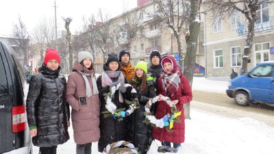 У місті на Тернопільщині прикрасили дерева різдвяними віночками У місті на Тернопільщині прикрасили дерева різдвяними віночками