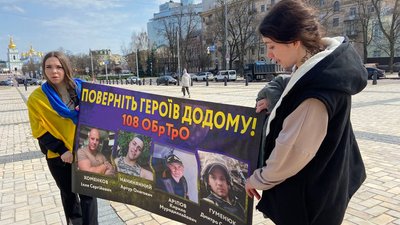 "Я чекаю на тебе..." У Києві на Софійській площі відкрилася виставка дитячих малюнків "Я чекаю на тебе..." У Києві на Софійській площі відкрилася виставка дитячих малюнків