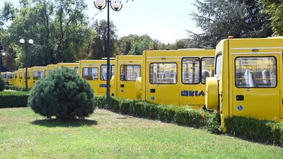 Громадам Закарпаття передали 18 шкільних автобусів