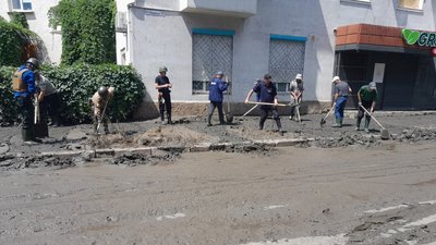 У Херсоні містяни, волонтери та комунальні служби прибирають сміття, яке залишила по собі вода У Херсоні містяни, волонтери та комунальні служби прибирають сміття, яке залишила по собі вода