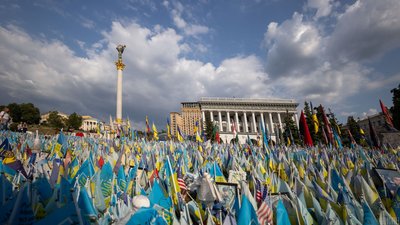 Прапорці України на згадку про загиблих захисників і захисниць
