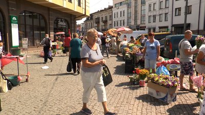 "Продають всі люди, і я продаю". Репортаж із стихійних ринків Івано-Франківська "Продають всі люди, і я продаю". Репортаж із стихійних ринків Івано-Франківська
