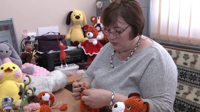 Офіцерка поліції в'яже іграшки. Херсонська майстриня розказала про своє хобі Офіцерка поліції в'яже іграшки. Херсонська майстриня розказала про своє хобі
